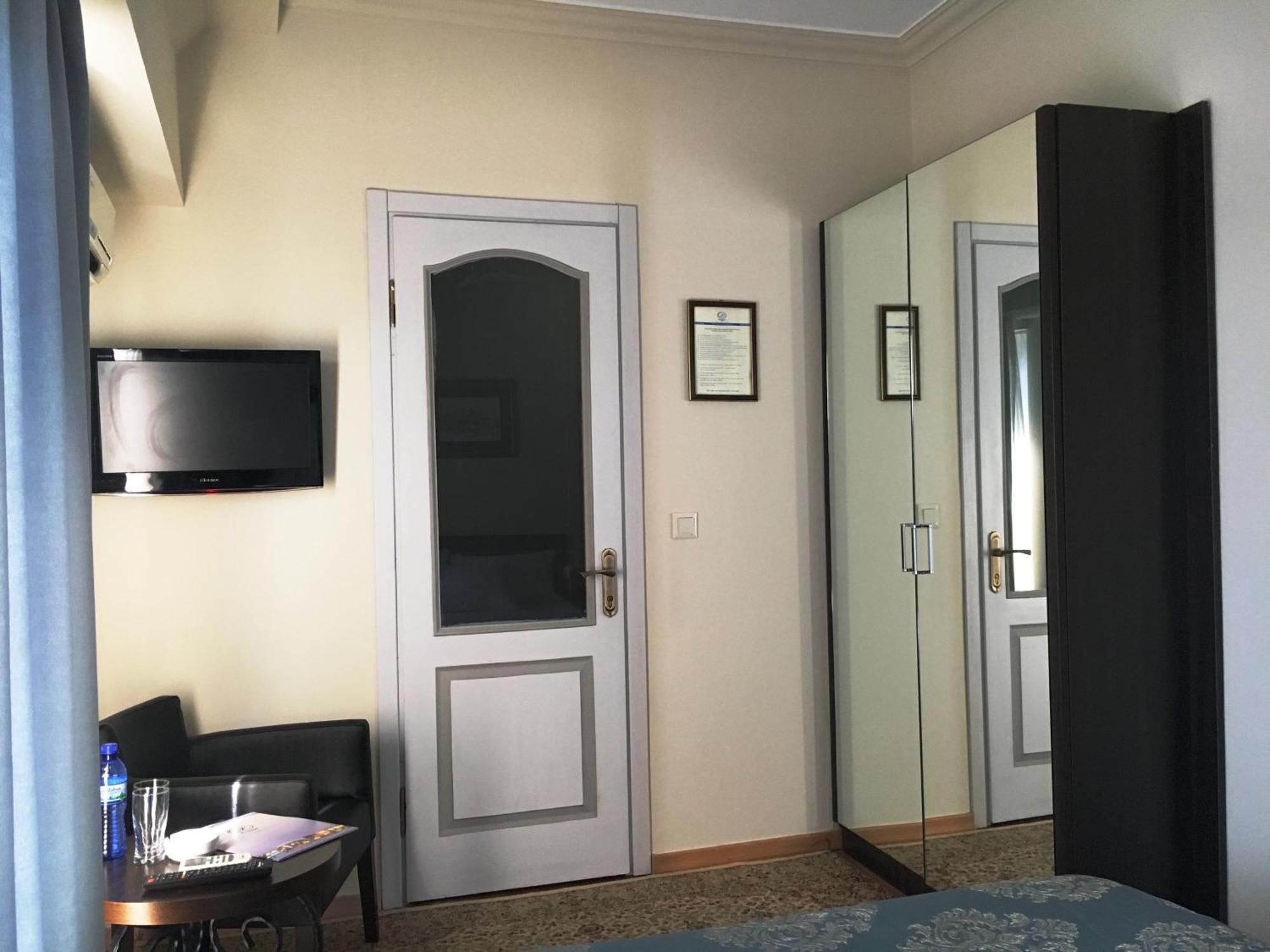 Prestige Palace - Esquisse Hotel Tiflis Oda fotoğraf
